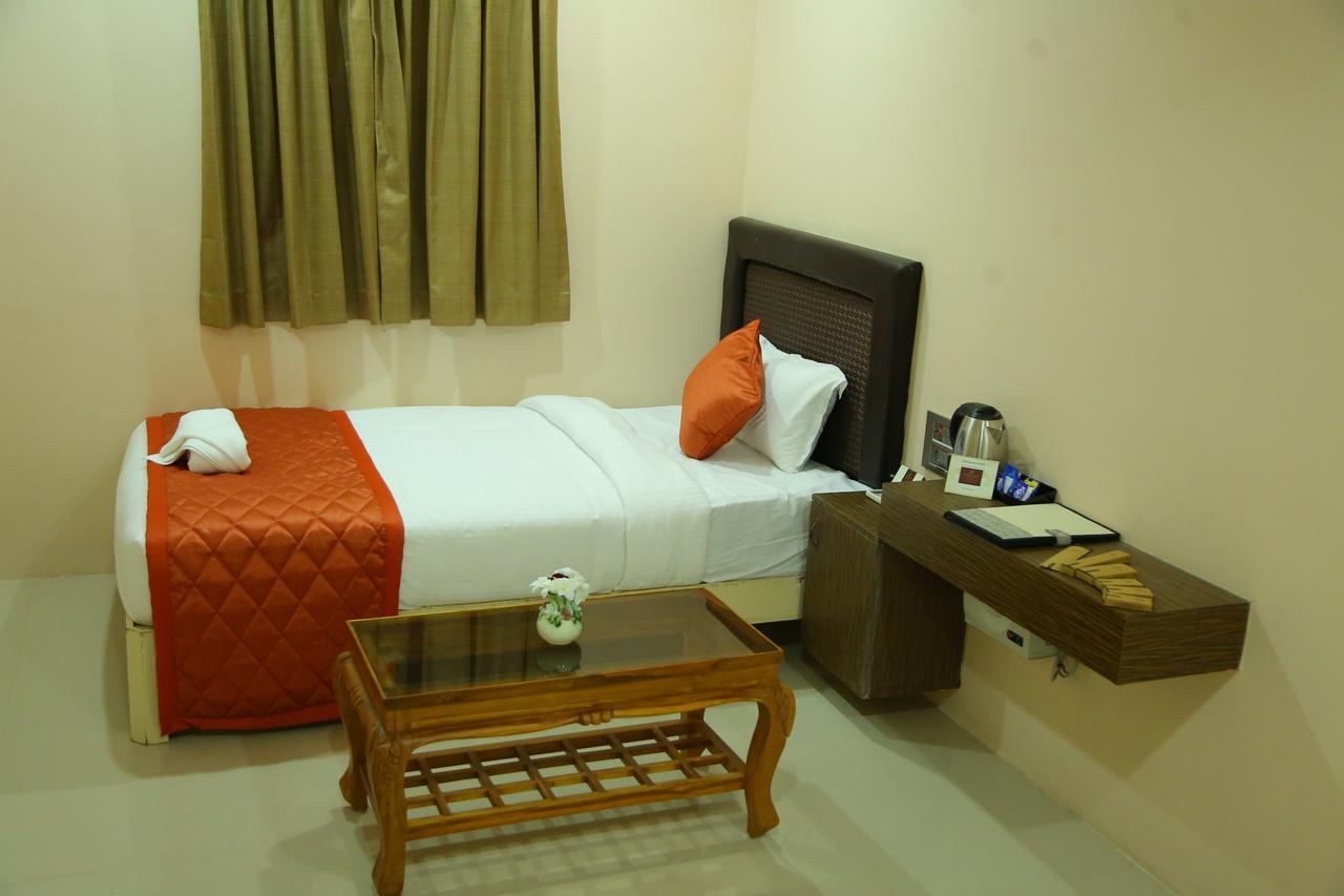 Athena Hotel Tiruvannāmalai Exteriör bild